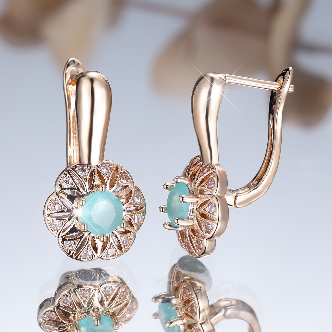 Round BW1 Diamond Edge White Diamond Hollow Flower Ear Clips