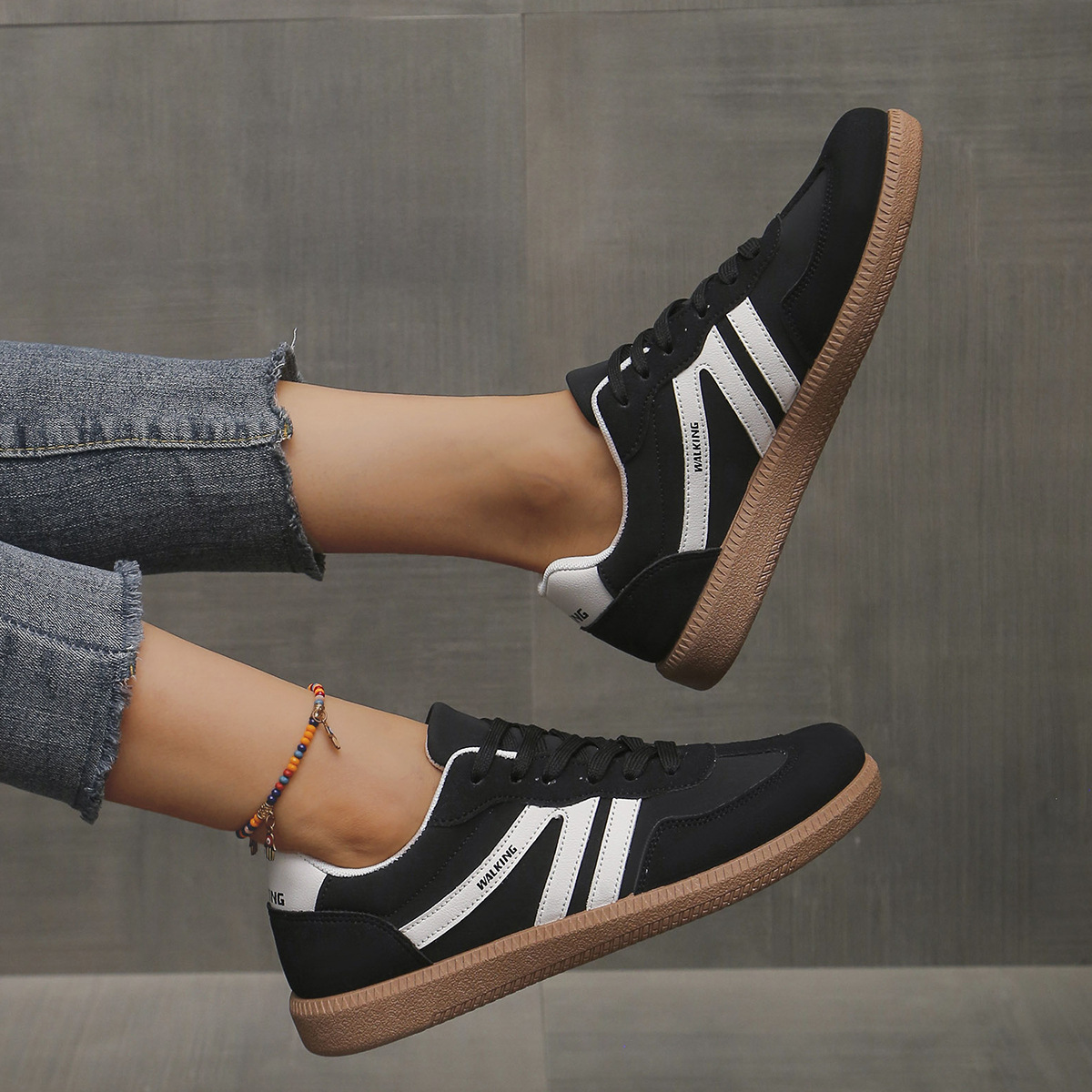 Lace-up low-top sneakers detail view – mesh lining PU upper women's training shoes