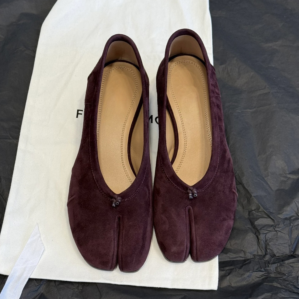 Retro Suede Split-toe Horseshoe Ballet Flats