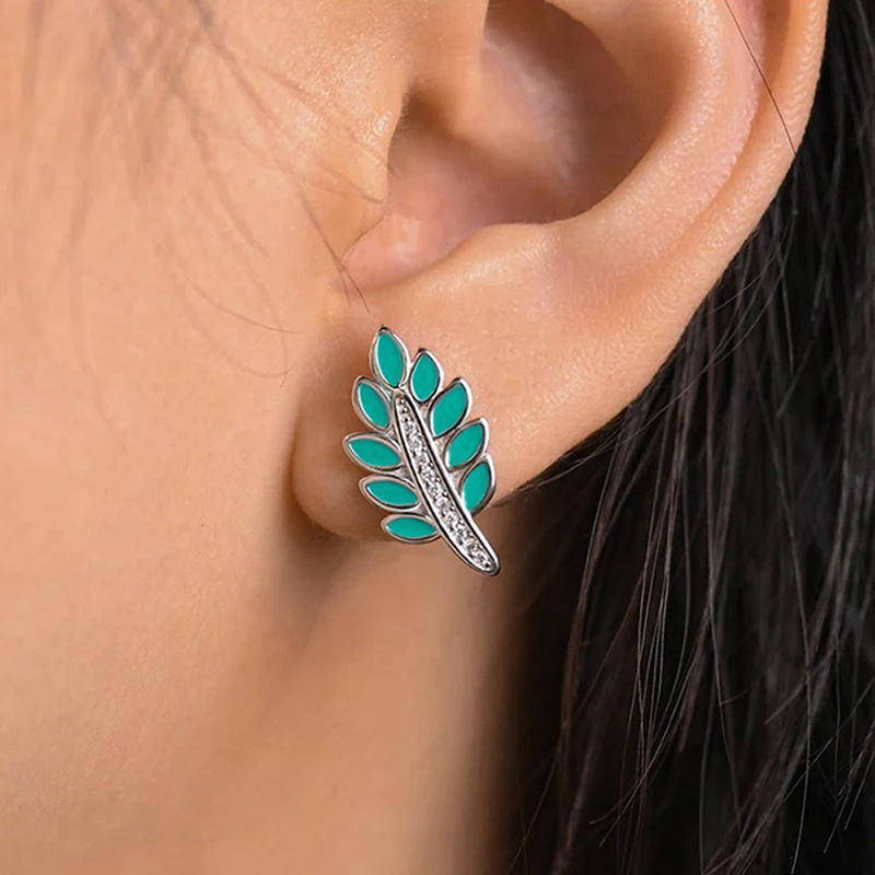 Exquisite New Leaf-shapepd Stud Earrings Female Pastoral Style Design