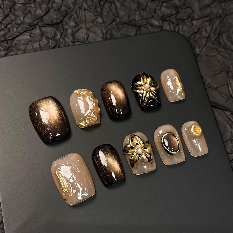 Metallic Retro Floral Short Nails In Black And Green With A Cat-eye Effect That Brightens The Skin