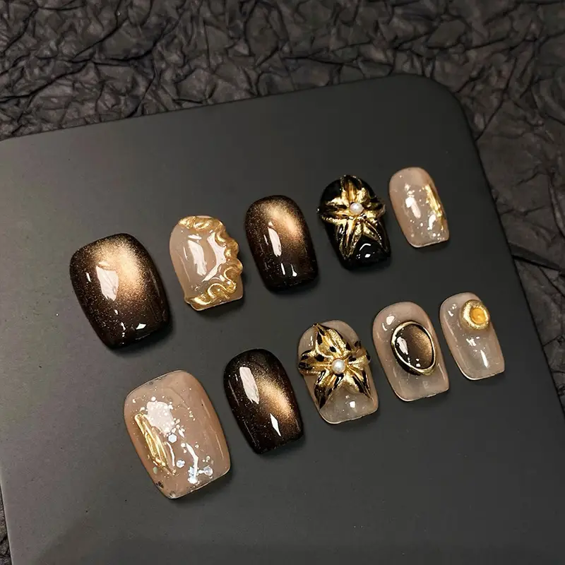 Metallic Retro Floral Short Nails In Black And Green With A Cat-eye Effect That Brightens The Skin