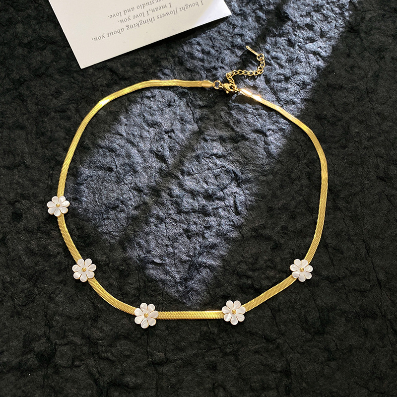 Stylish White Shell Necklace Womens Elegant Light-Luxury High-End Exquisite Collarbone Chain