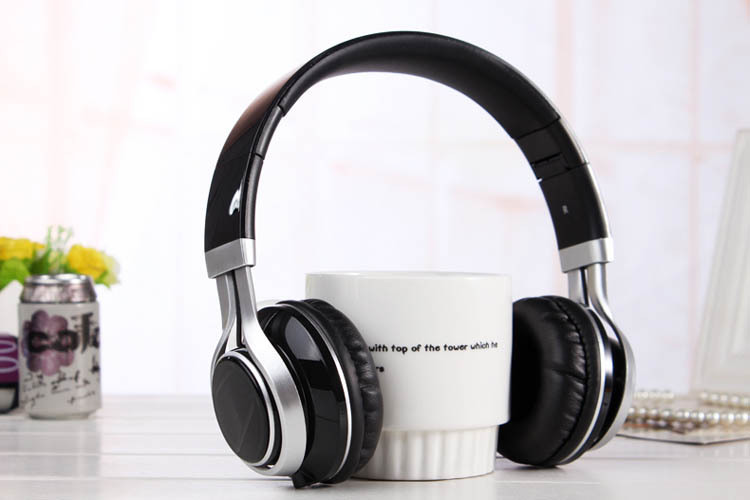Head-mounted Computer Headset With Wire Control Mobile Phone Universal Heavy Bass Game Headset