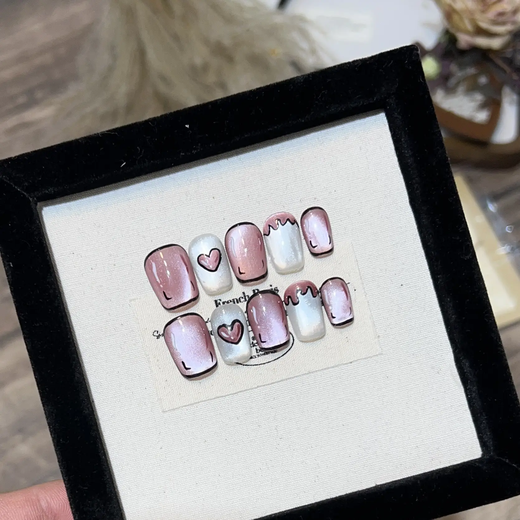 Two-dimensional Love Bulb Cat's Eye Manicure