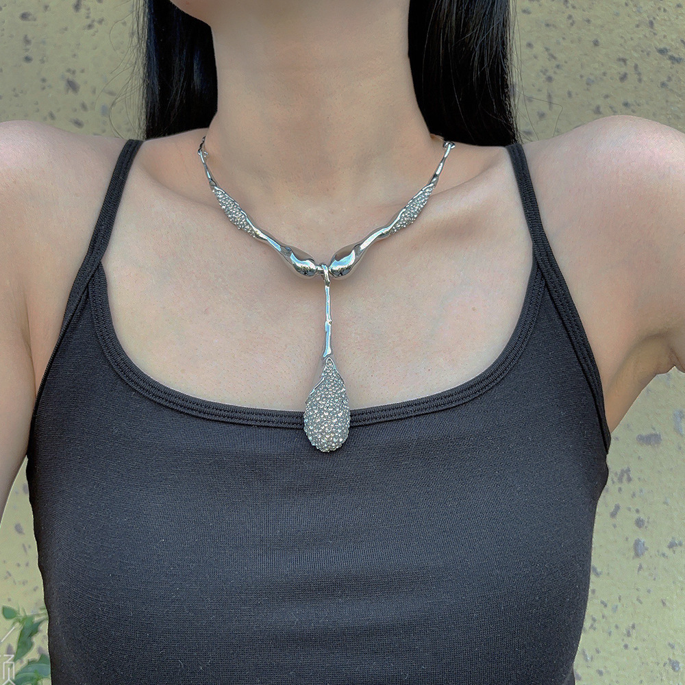 Irregularly Pieced Rhinestone Waterdrop Pendant Necklace
