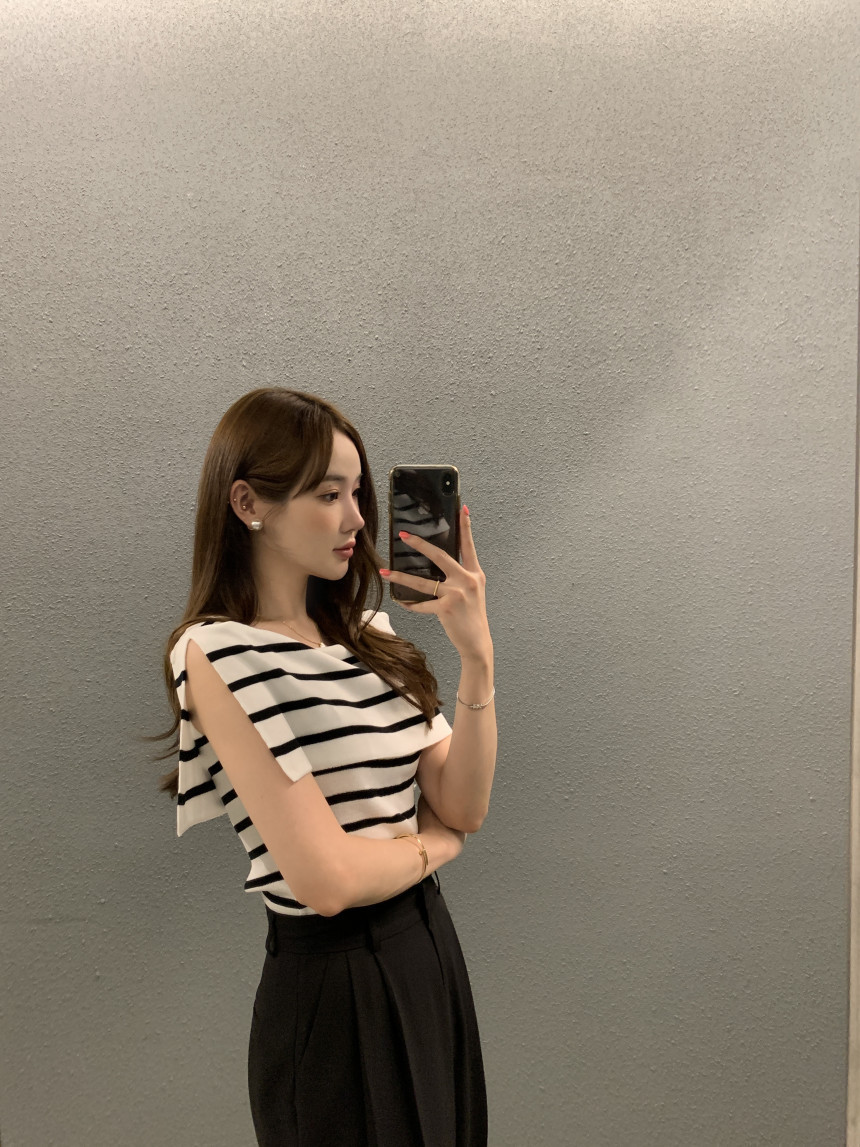 Striped Designer-Style Knitted Top With Side Slit Sleeveless 31 cbf40fd7 1493 48e3 9aa2 6be160442bd6