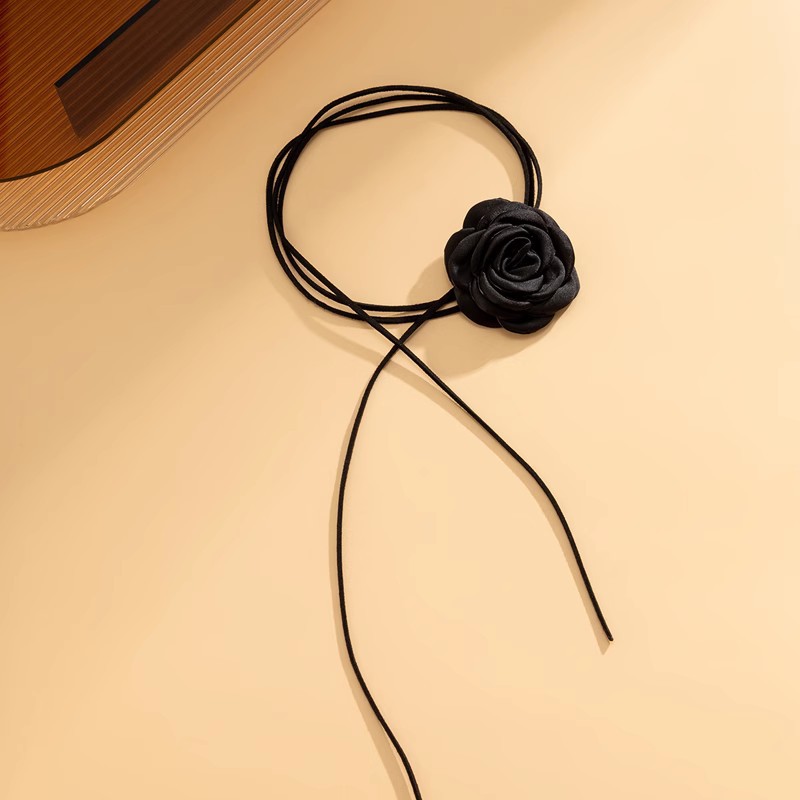 قلادة مخملية طويلة مزينة بتصميم الأزهار وشراشيب يدوية الصنع