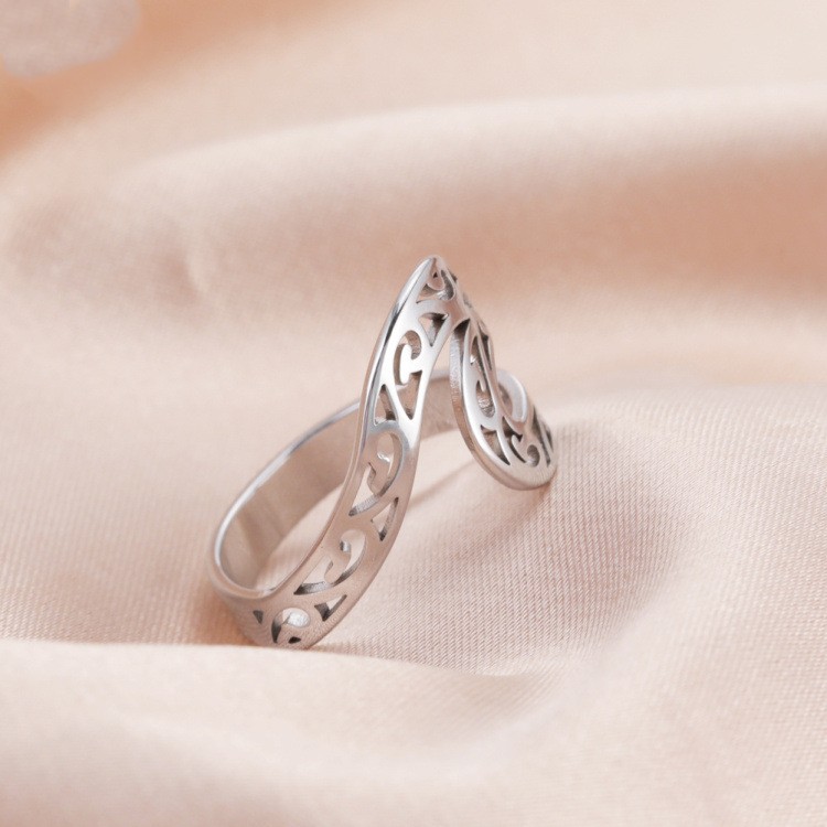 Geometric Hollow Pattern Wave Head Ring