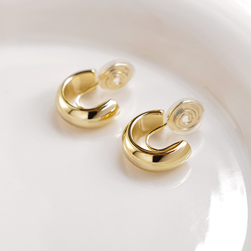 Simple C-shaped Mosquito Coil Ear Clip Women
