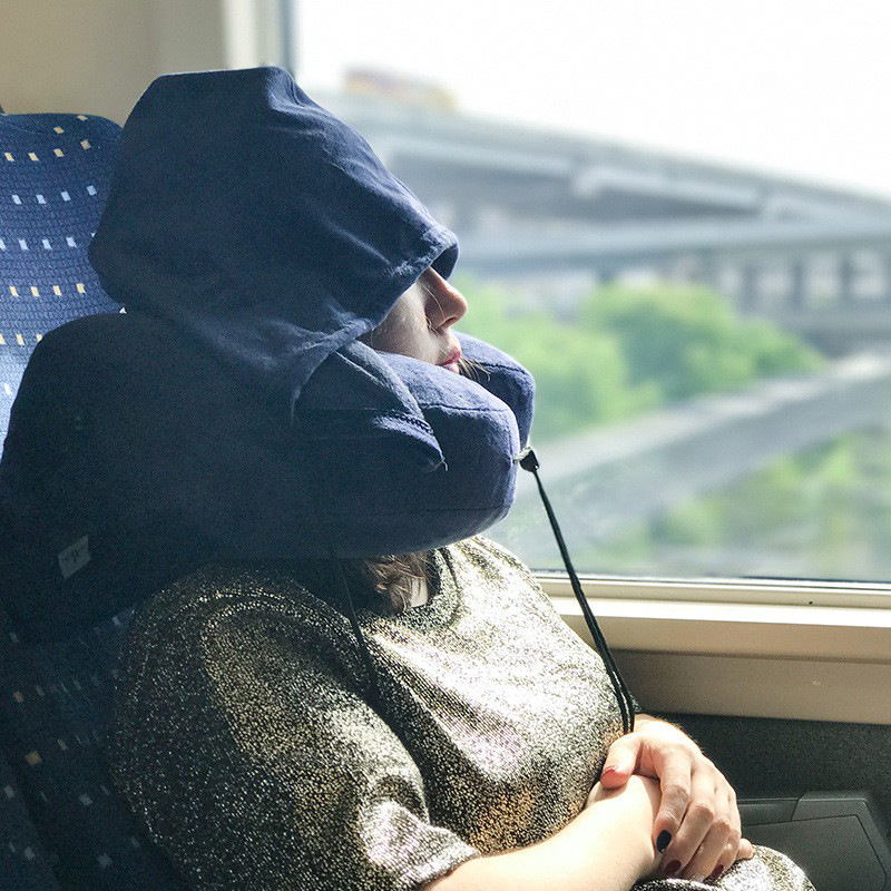 Pernă gonflabilă în formă de U, pentru călătorii în aer liber, cu capotă