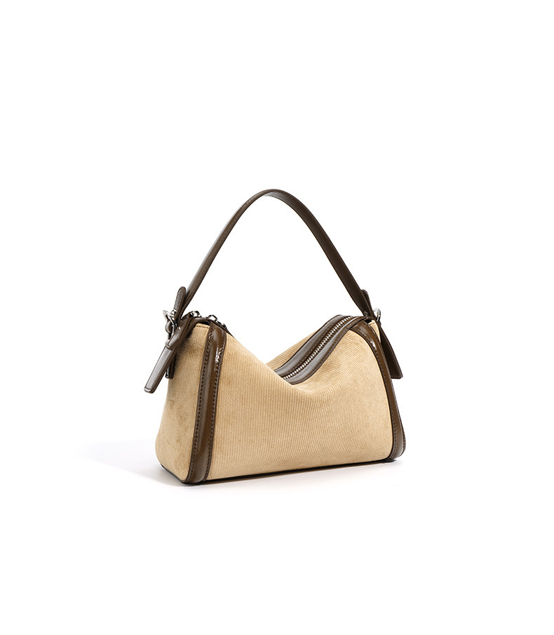 Leather shoulder bag styling