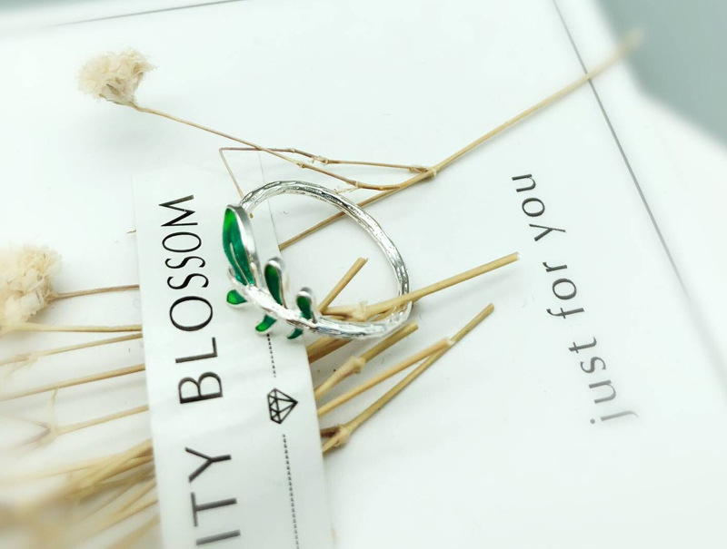 Women's Fashionable Simple Green Leaf Ring