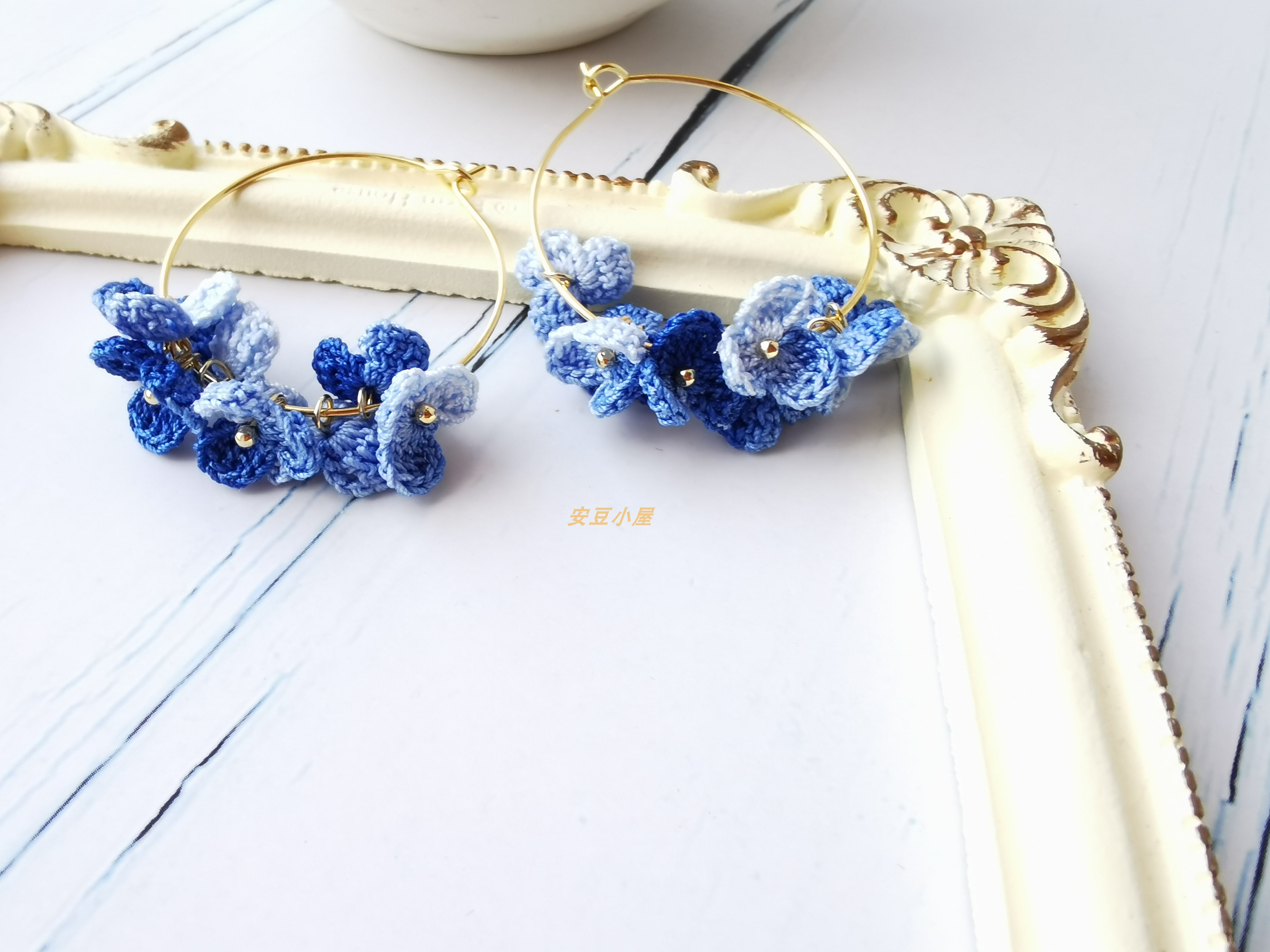 خاتم أذن كبير بنقشة أزهار من خيوط الكروشيه الميكرو