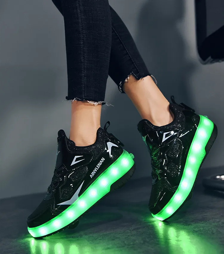 Title 18, Heelys esportivos ultraleves com LED e carregam...