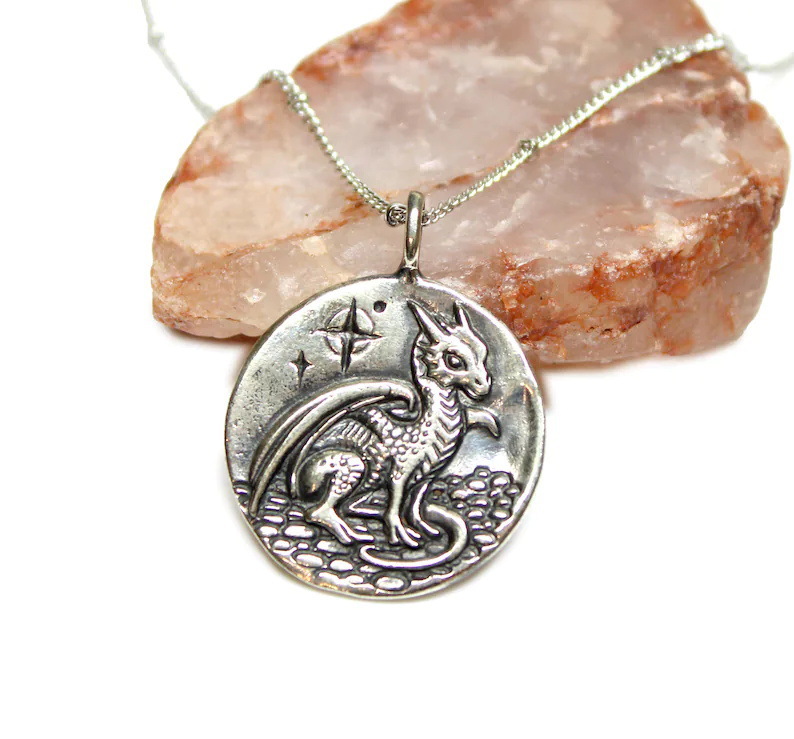 Mingcheng Gothic Wings Dragon Shape Pattern Round Pendant Necklace Bohemian Fashion Simple Gift