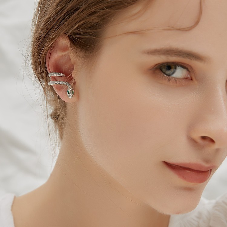 Sleek Serpentine Ear Bone Clip With A Sophisticated High-end Vibe