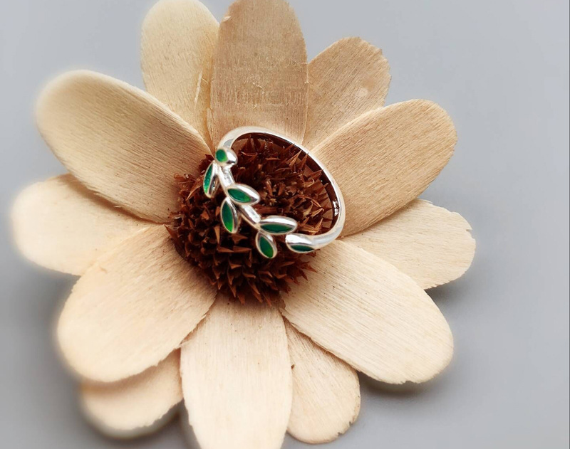 Women's Fashionable Simple Green Leaf Ring