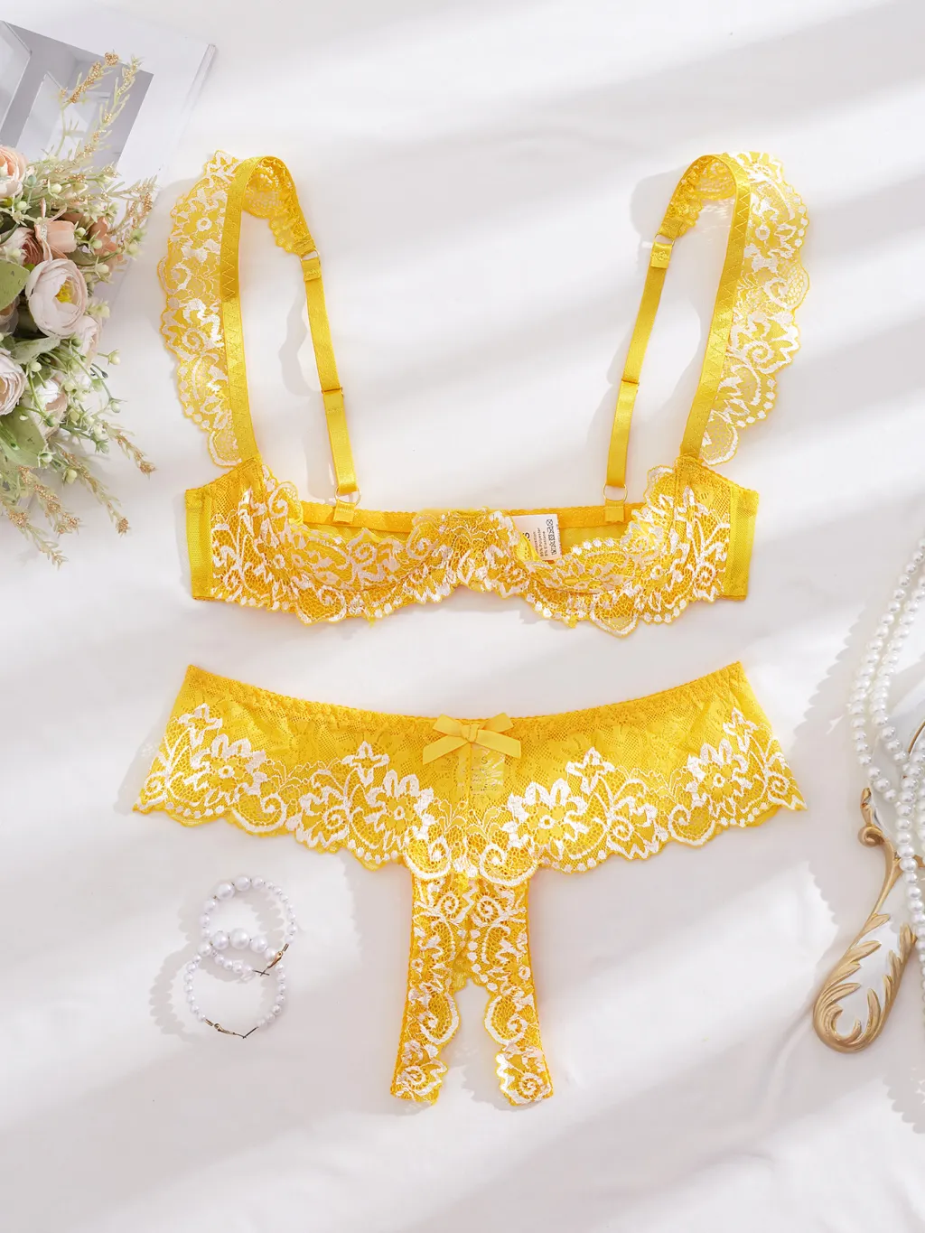 Cute Girl-Style Lace Bra And Underwear Set - Yellow