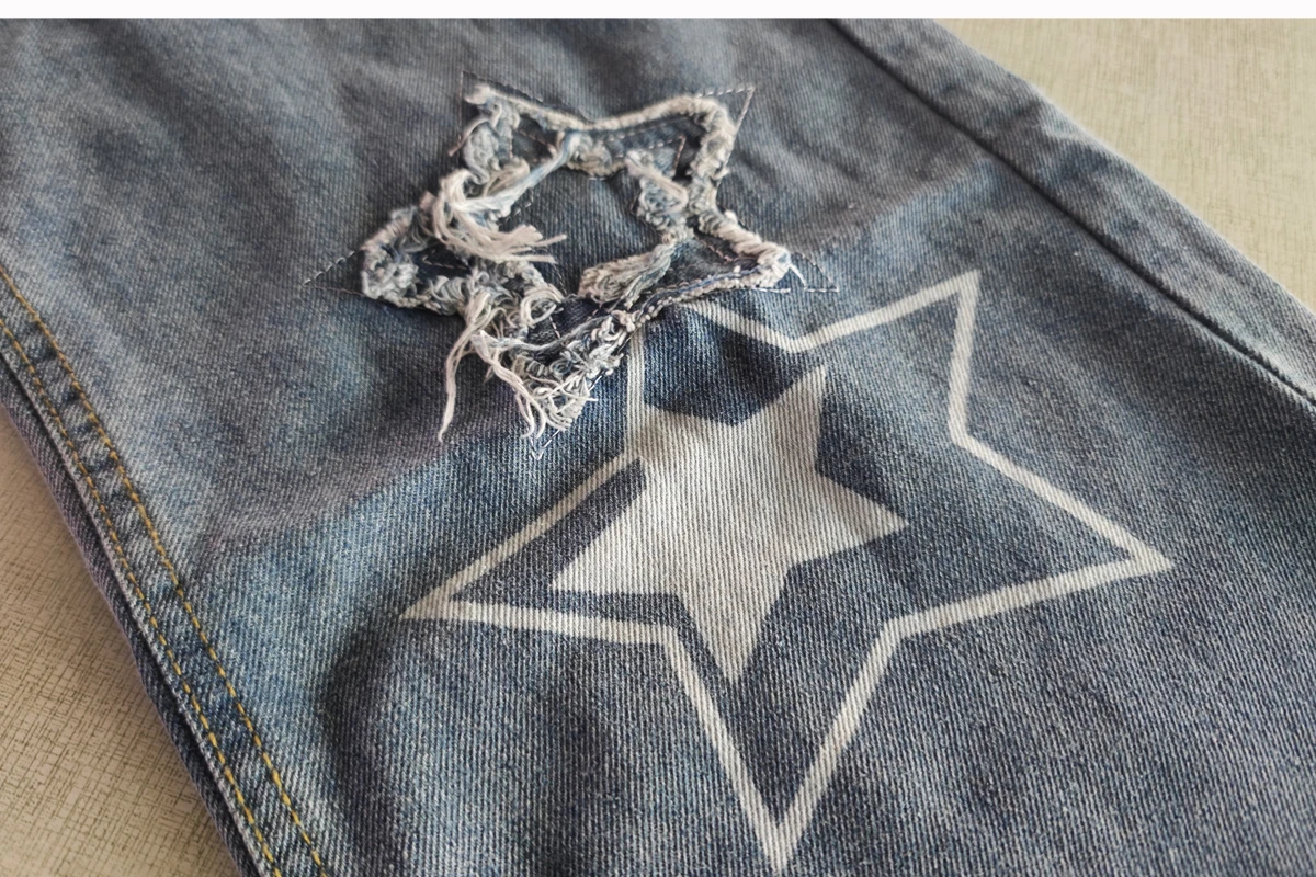 Title 8, Jeans bordada com estrela de cinco pontas solti...