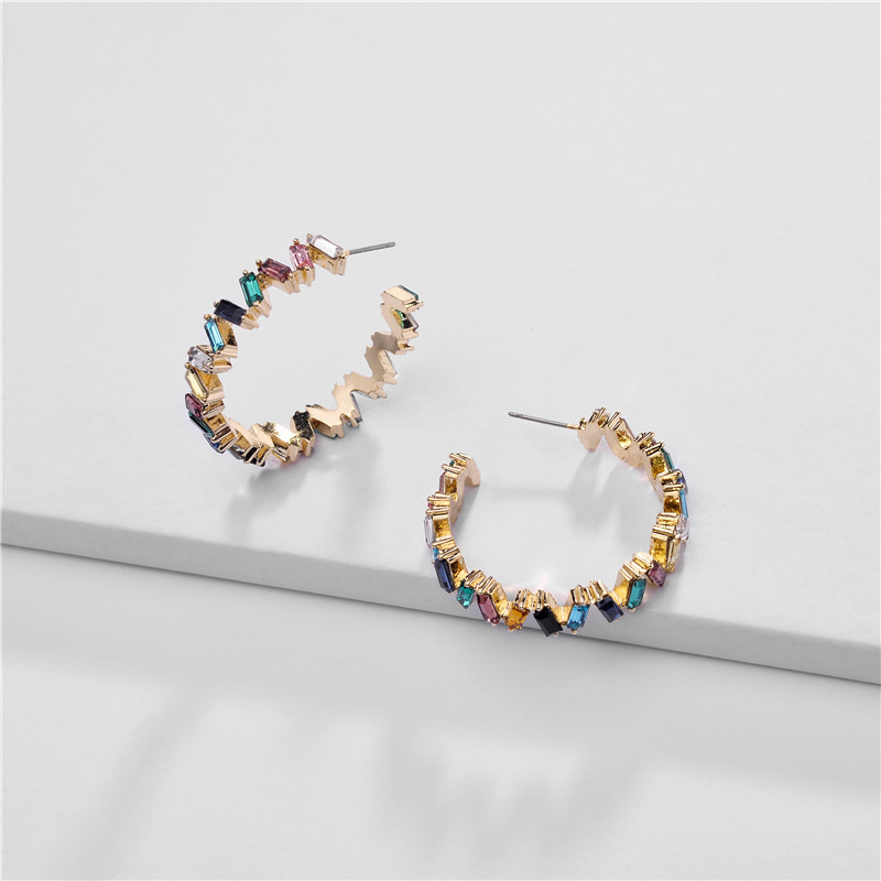 Stylish And Versatile Round Earrings With An Elegant Sophisticated Vibe