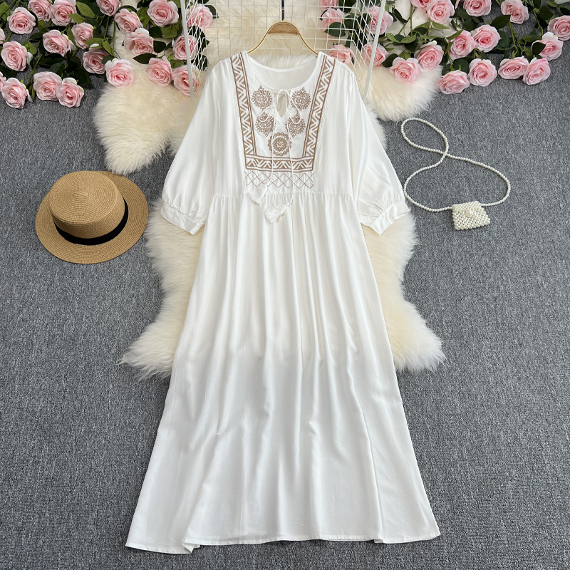 Waist-tight Elegant Embroidery Round Neck Dress