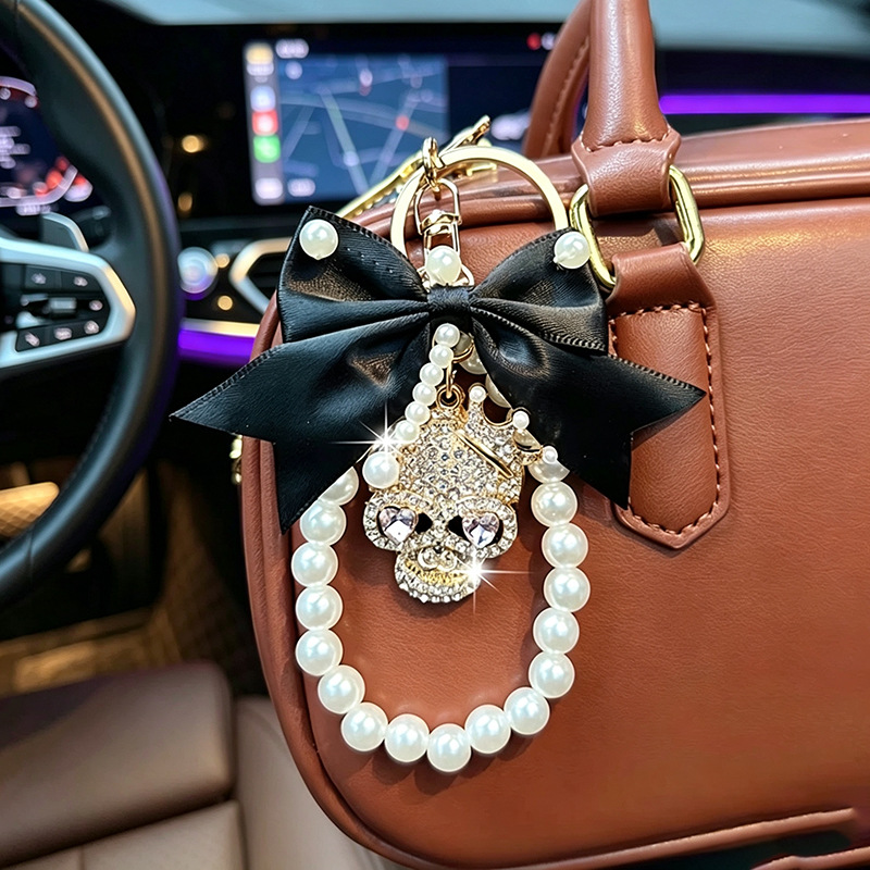 Halloween keychain crowned skull (silver skull keychain)