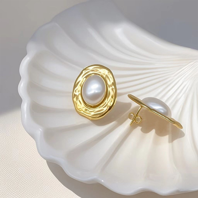 Oval Pearl Earrings Women's Light Luxury Graceful Personality Non-fading Titanium Steel