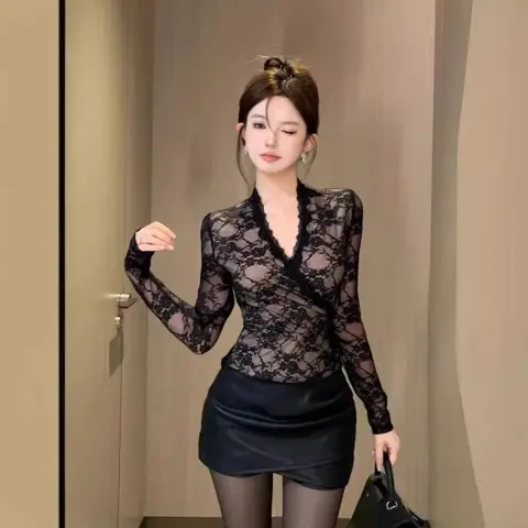 Black Long-sleeve V-neck Lace Base Top
