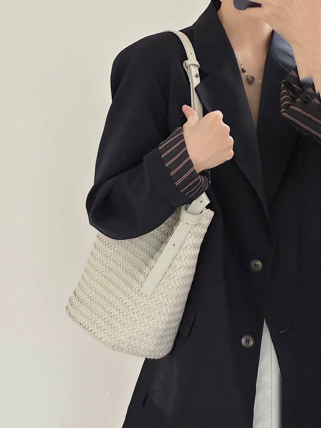 Sac seau tressé en cuir véritable - vue 3