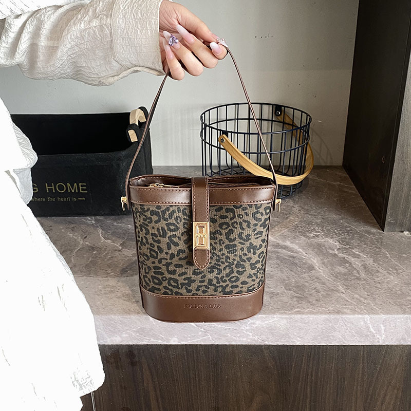 https://cf.cjdropshipping.com/quick/product/d43250e0-9df2-460e-bc60-61ae35358267.jpg
