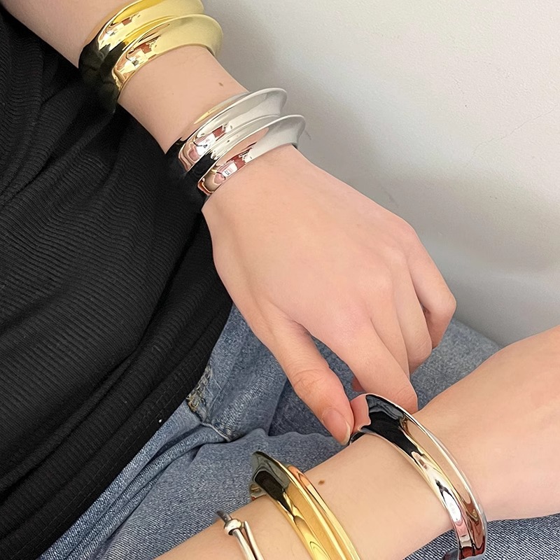 Heavy-duty Flying Saucer Polished Open Bracelet For Women