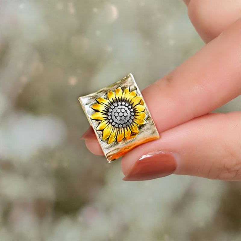 Retro Wide Band Sunflower-patterned Creative Ring