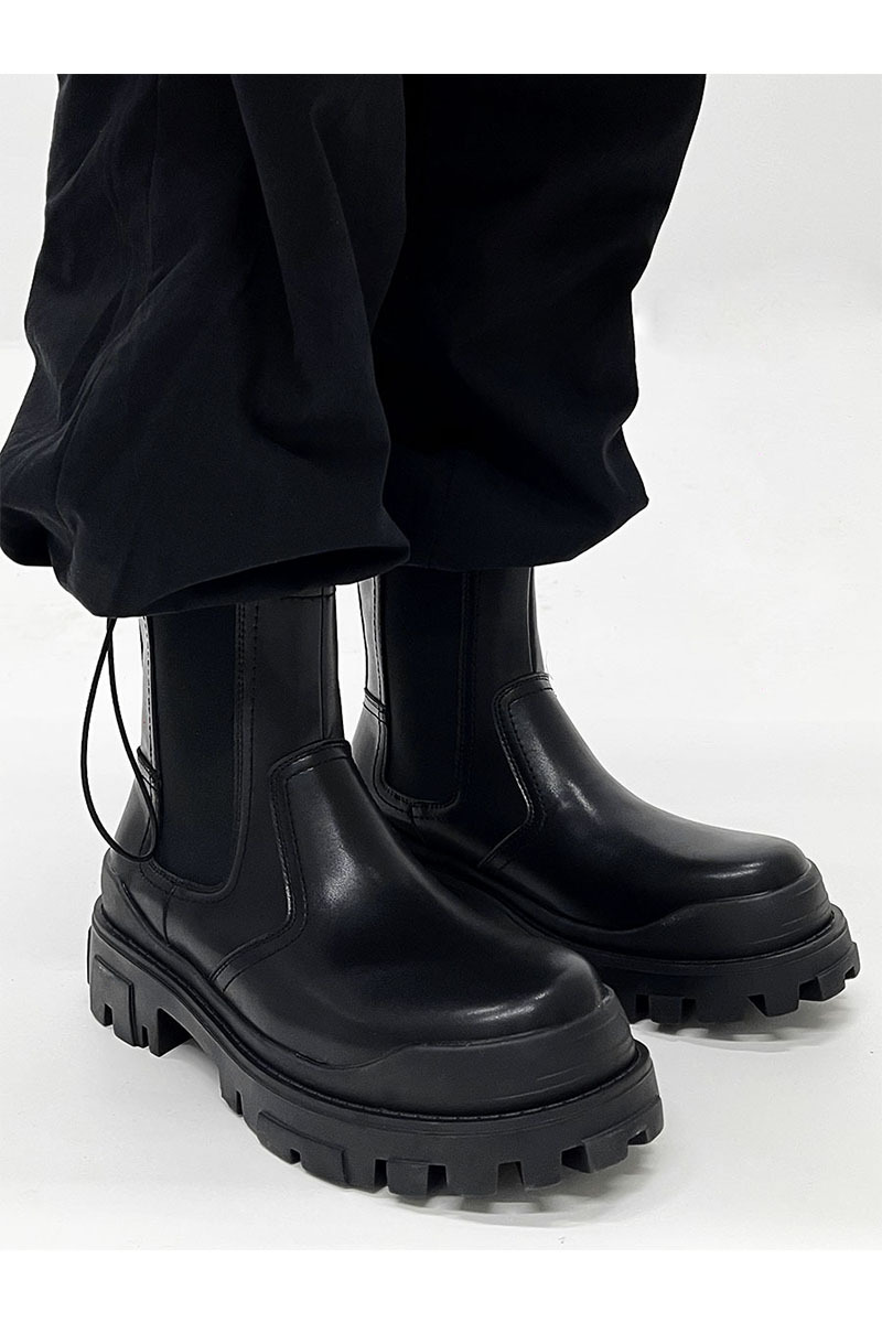 Title 2, British Style Black High-grade Boots