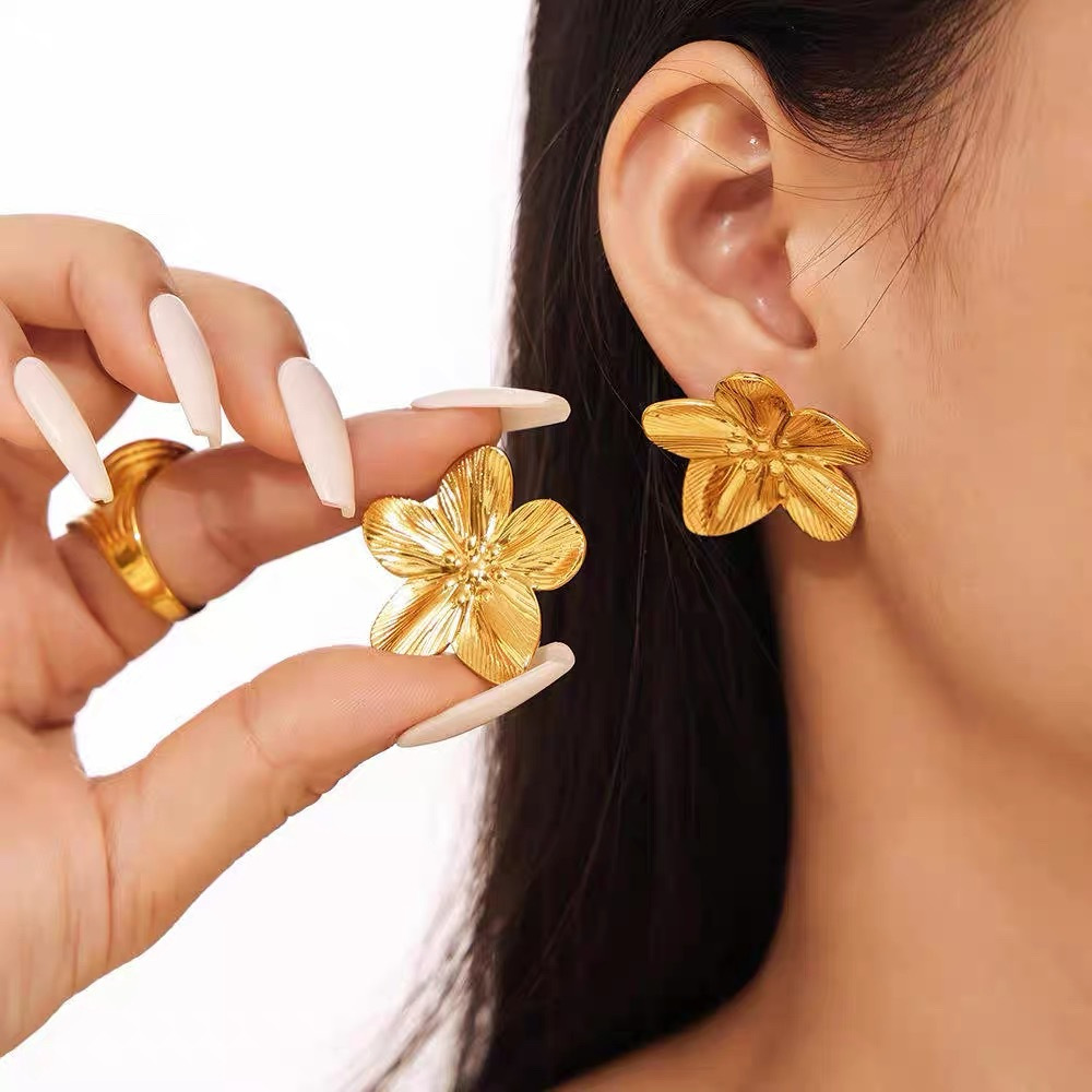 Womens Fashionable 3D Exaggerated Five-Petal Flower Necklace And Earrings