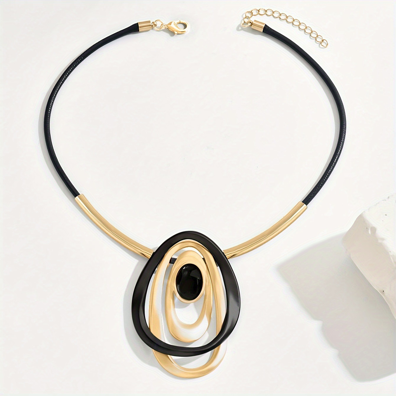 Retro Geometric Circular Cross-Panel Necklace