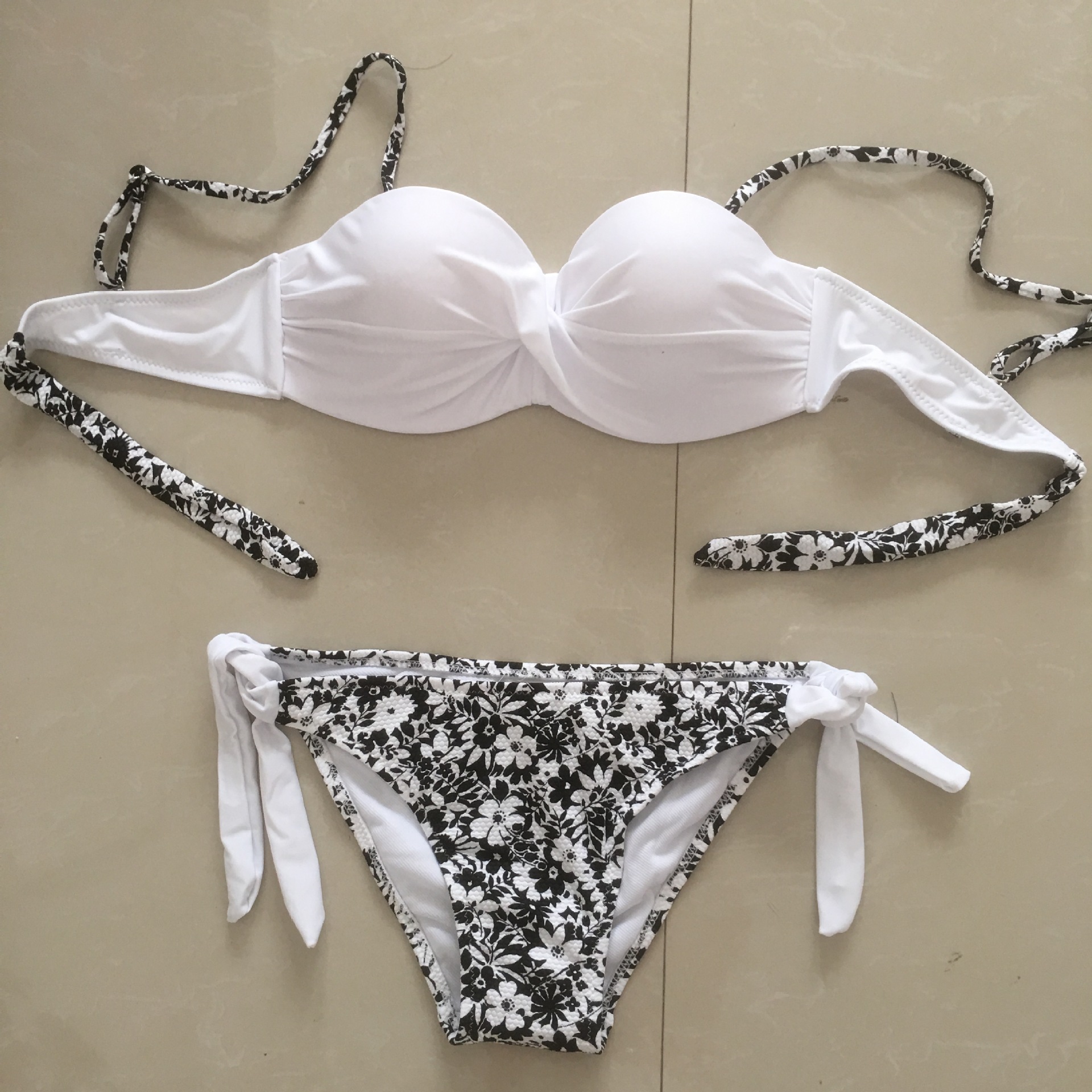 Title 2, Sexy Bikini met Contrastkleurige Stiksels, Gekr...