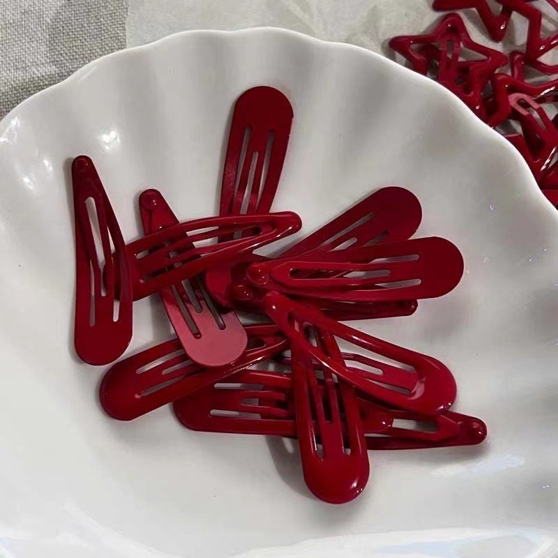 Bangs With Wispy Strands Sidemounted Red Starshaped Drop Hair Clip
