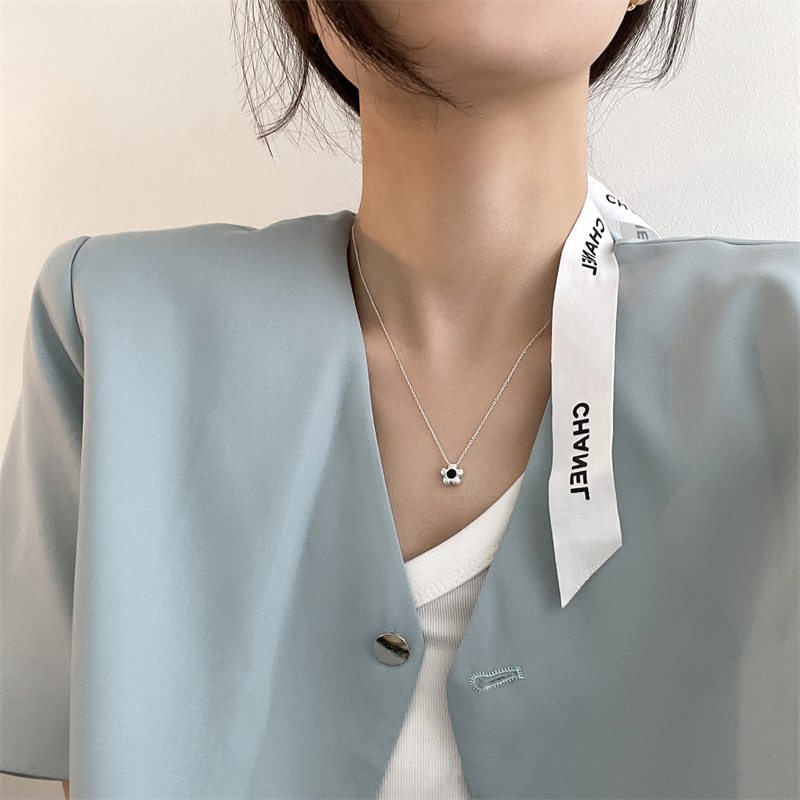 Retro Fashion 5 Petal Silver Necklace