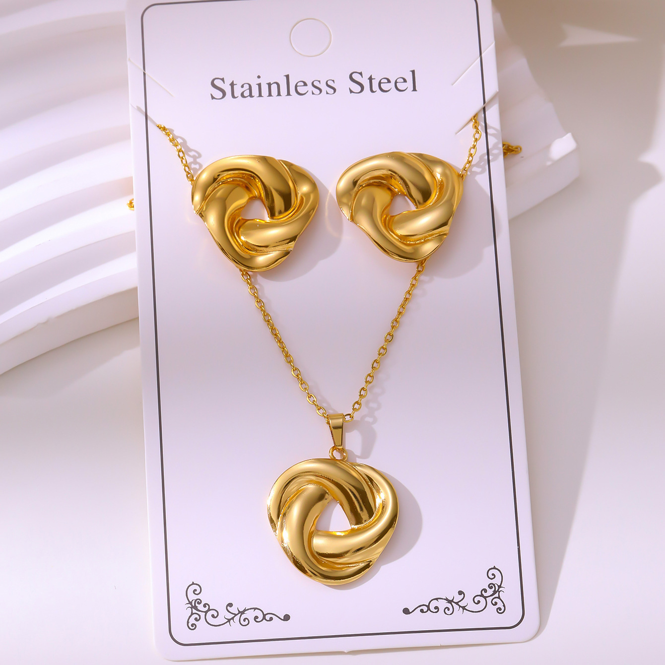 Oil-pressure Set Vintage Palace-style Stud Earrings And Necklace Non-fading Stainless Steel Gold-plated Jewelry