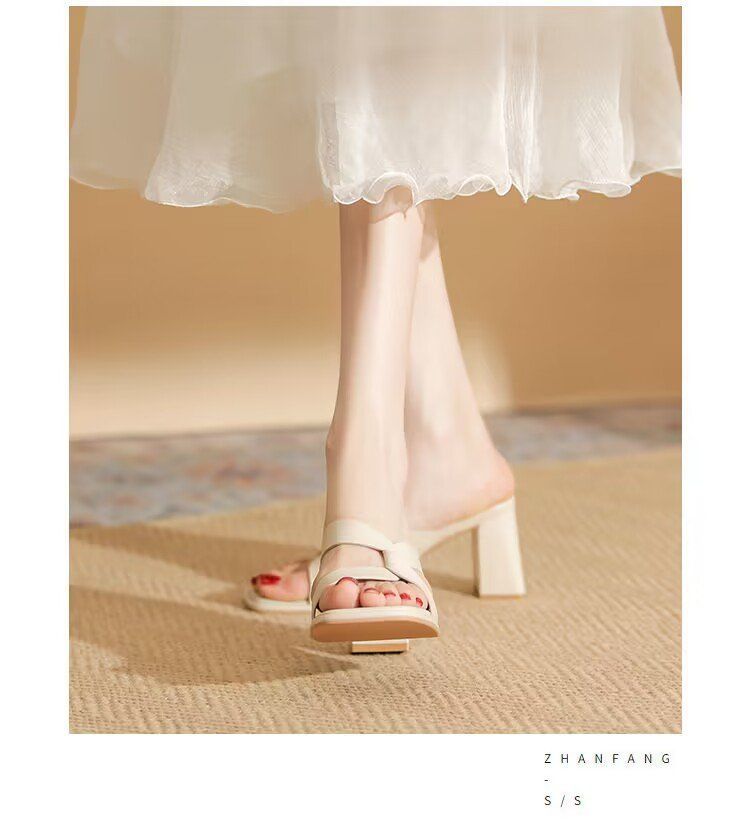 Open-Toe Chunky Heel Sandals – Bold & Trendy Summer Staple