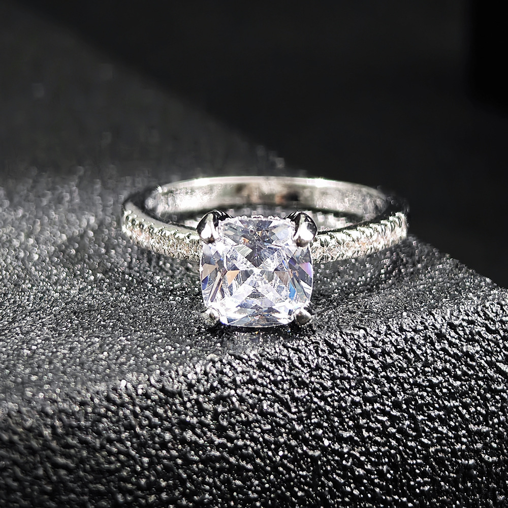 Exquisite Elegant Simple Niche Women's Ring