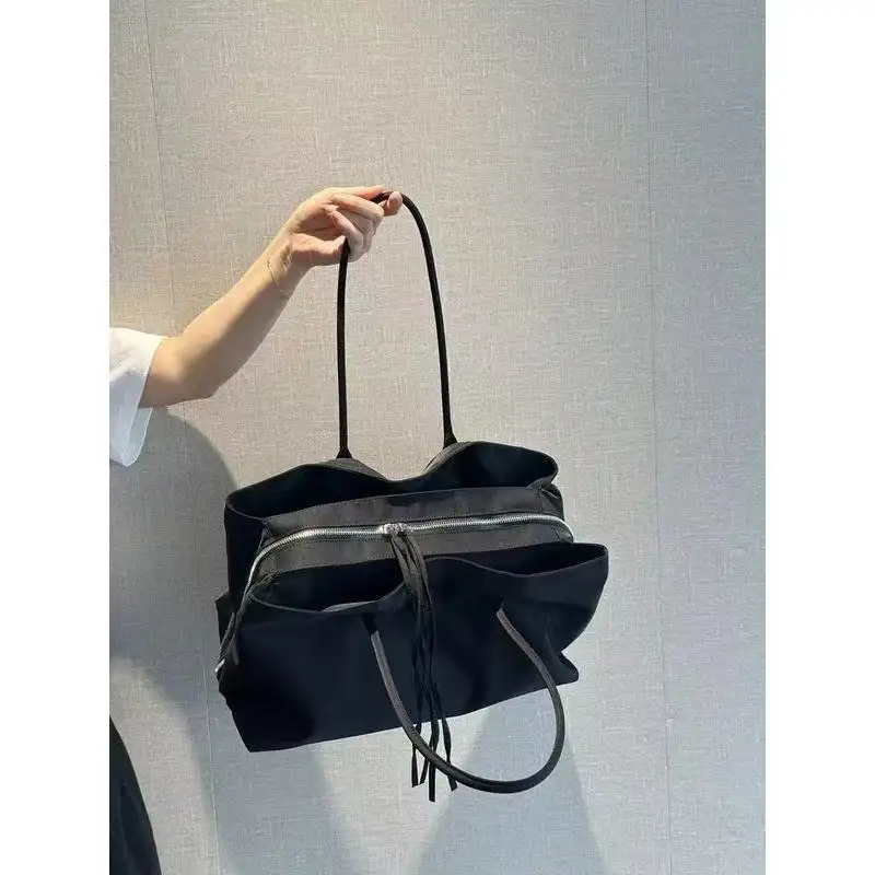 Black Minimalist High-capacity Tote Bag