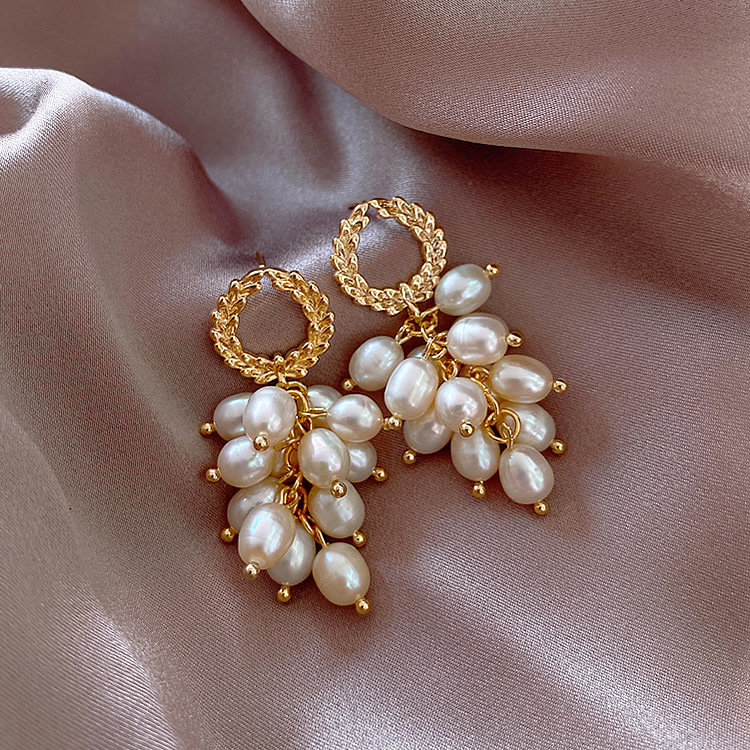 Women's Fashionable Retro Elegant Ear Studs