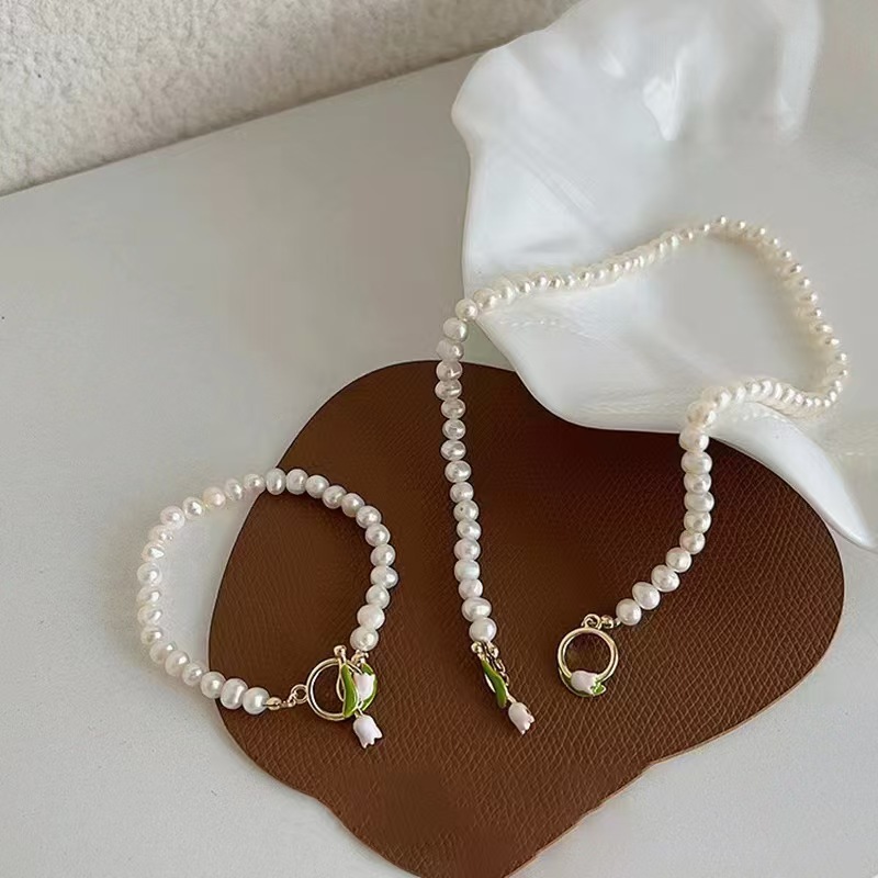 Pearl Tulip Necklace With An Elegant OT Clasp