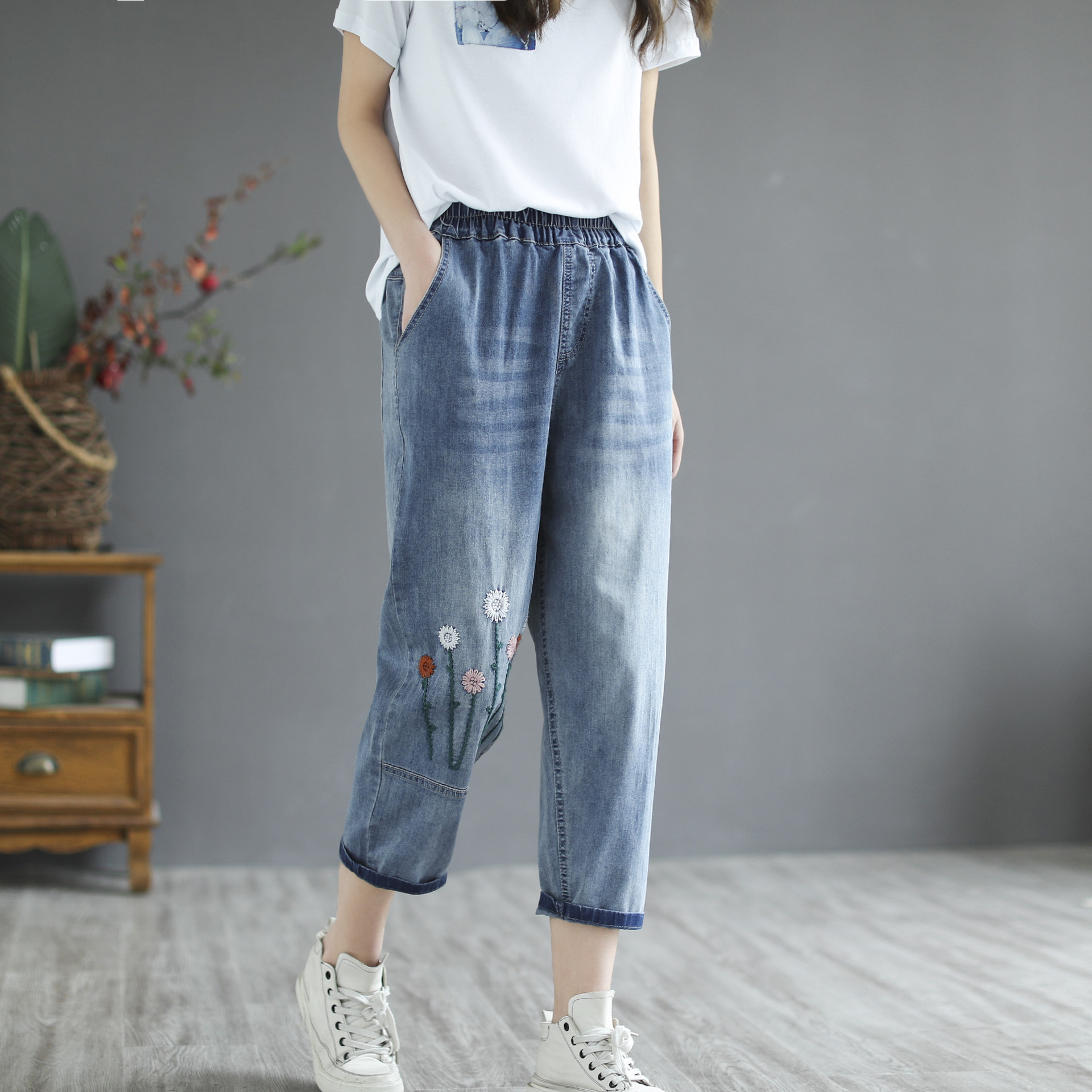 Title 4, Damen Retro Jeans mit Literarischer Stickerei S...