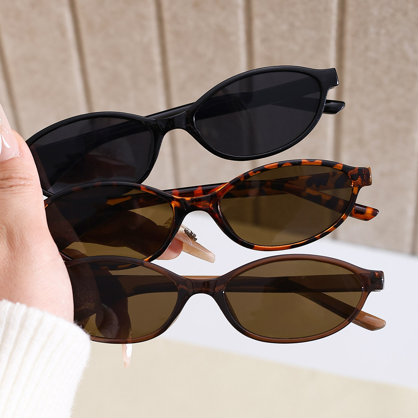 Women’s Oval Sunglasses With Small