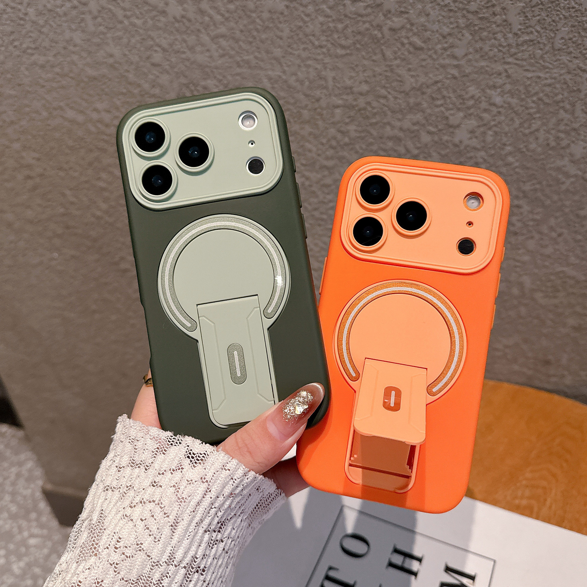 Suport magnetic pliabil, cu textură plăcută la atingere, pentru huse de telefon