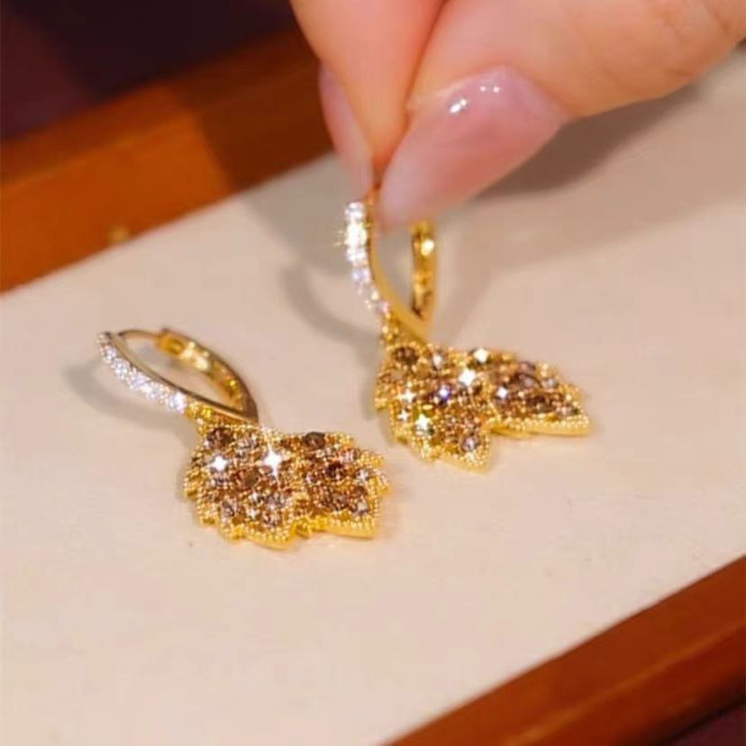 Leaf Flash Design Niche Fashion Versatile Elegant Women's Earrings - Image 3