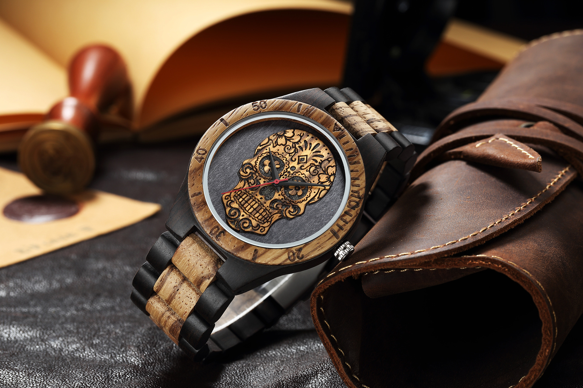 Title 6, Houten schedel horloge met kwarts uurwerk en du...